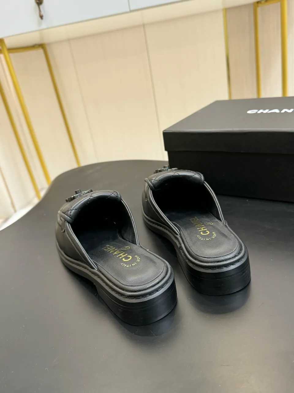 👟👟Ex-factory price 480👟👟 Xiaoxiang official website synchronizes the high version of CHANEL 2025 Chanel top buckle open-heeled shoes. The must-have hot style for early spring, the goddess series, has the elegant and ladylike temperament of Xiangjia, super attractive, irresistible, and heart-warming... ▪️The upper is imported sheepskin ▪️The lining is imported sheep lining (the same as the original version) ▪️Original model open version, genuine leather outsole🇮🇹 ▪️Standard size 35- 41 42 Customized, non-returnable